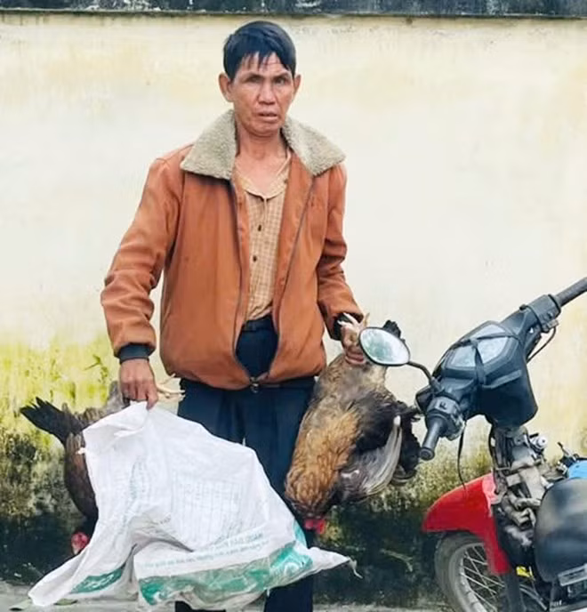 Đối tượng Trần Quang Chút bị công an bắt giữ khi đang trộm gà của một hộ dân. Ảnh: Công an