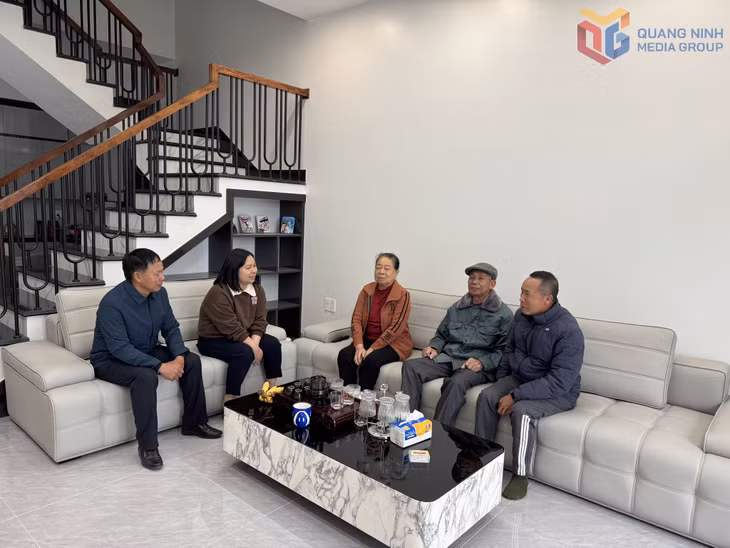 Vợ chồng bà Đỗ Minh Nhân (thứ 3, từ phải sang), thôn Trần Hưng Đạo, xã Quảng Hà, đón Tết cổ truyền trong ngôi nhà mới.