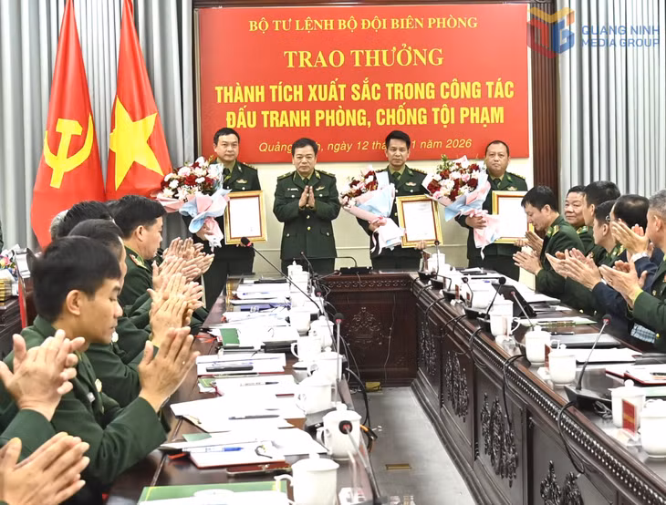 Thiếu tướng Nguyễn Văn Thiện Phó tư lệnh Bộ tư lệnh BĐBP trao thưởng cho tập thể: Phòng Nghiệp vụ, Đồn Biên phòng Cửa khẩu Hoành Mô và Đồn biên phòng cửa khẩu Cảng Vạn Gia.