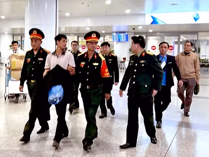 Cục Điều tra hình sự Bộ Quốc phòng áp giải Nhâm Văn Tuấn về nơi giam giữ - Ảnh: Cục Điều tra hình sự, Bộ Quốc phòng