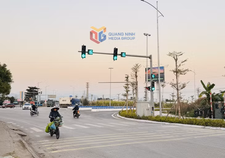 Đèn tín hiệu giao thông tại khu vực ngã tư Vạn Yên (phường Việt Hưng) đã được lắp đặt đảm bảo ATGT.