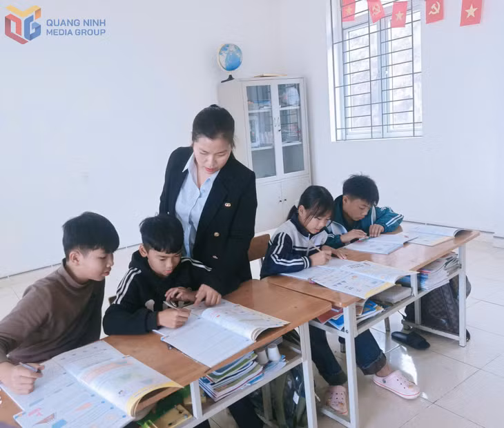 Cô và trò điểm trường thôn đảo Trần (Trường Mầm non-Tiểu học Thanh Lân) trong giờ học