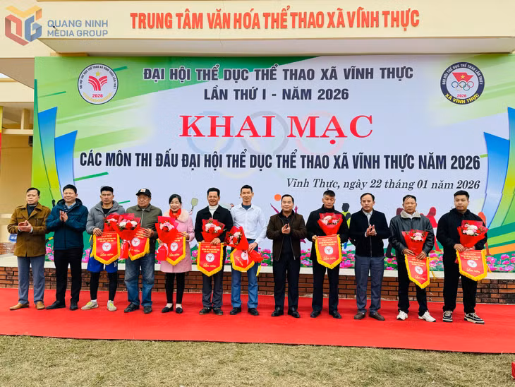 Ban tổ chức trao cờ lưu niệm cho các đội