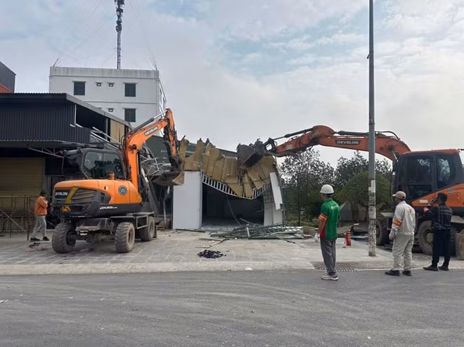 Lực lượng chức năng của xã Hát Môn, TP Hà Nội tiến hành cưỡng chế, phá dỡ công trình vi phạm trên đất nông nghiệp. Ảnh: Vương Huỳnh
