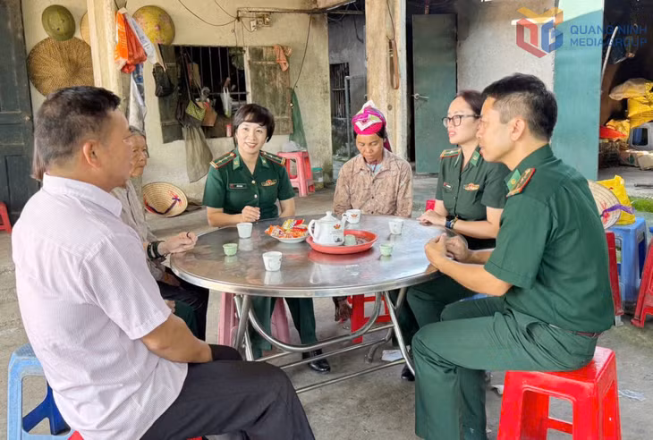 Hội viên Họi phụ nữ BĐBP Quảng Ninh vận động tuyên truyền người dân thôn Phình Hồ xã Hải Sơn bảo vệ môi trường.