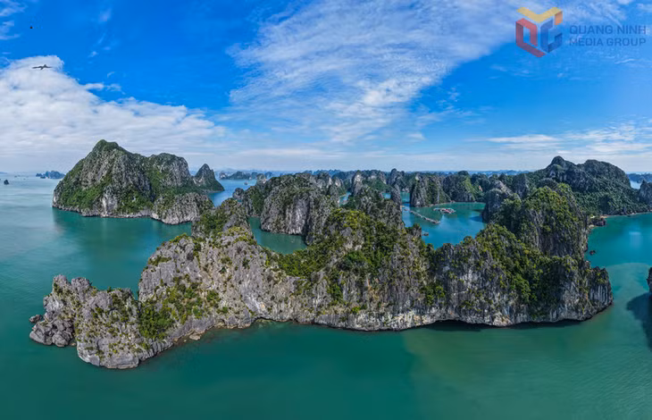 Vịnh Bái Tử Long hiện có hơn 600 hòn đảo lớn nhỏ gồm các đảo đá vôi và sa phiến thạch. Nhìn từ trên cao, các dãy núi đá xếp lớp như những bức tường thành hùng vĩ.