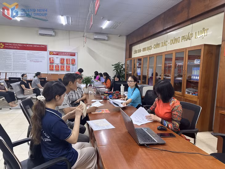 Cán bộ Trung tâm phục hành chính công phường Hà Tu giải quyết thủ tục hành chính của người dân.