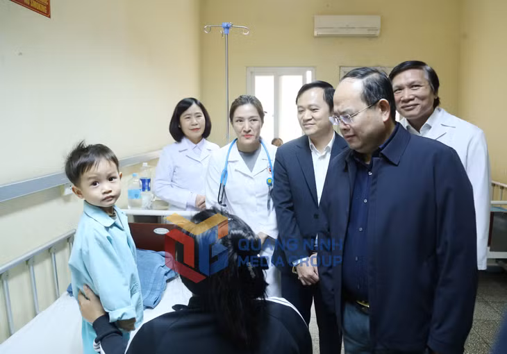 Đồng chí Bí thư Tỉnh ủy cùng đoàn công tác kiểm tra tại khoa Nhi (1-2026). Ảnh: Thu Chung