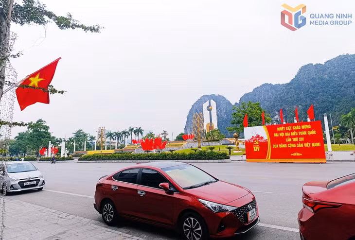 Khu vực Đài tưởng niệm các anh hùng liệt sĩ tại phường Hồng Gai rực rỡ cờ hoa cùng tấm pano khổ lớn với dòng chữ "Nhiệt liệt chào mừng Đại hội đại biểu toàn quốc lần thứ XIV của Đảng Cộng sản Việt Nam".