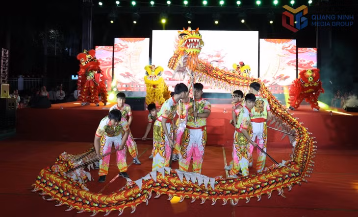 Màn múa lân sư rồng mở đầu chương trình.