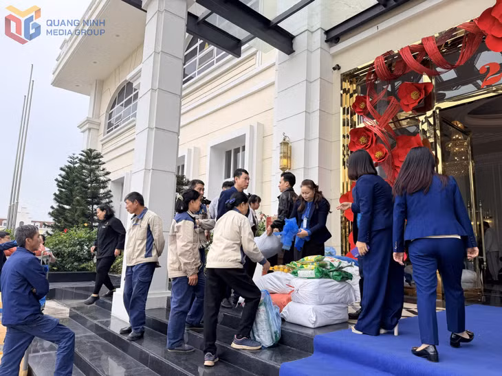 Công nhân, lao động Công ty CP Quốc tế Hoàng Gia hồ hởi nhận quà.