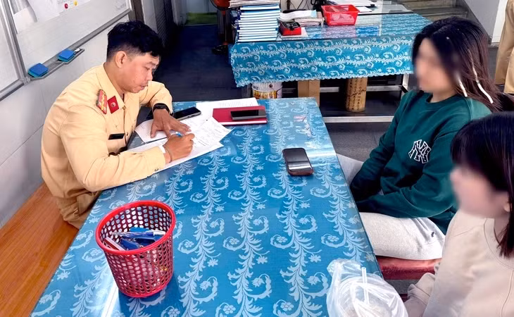 Cảnh sát giao thông Bến Thành lập biên bản, tịch thu xe SH biển số 60C1-567.89 do thiếu nữ vi phạm buông cả hai tay trên cầu Ba Son - Ảnh: PC08