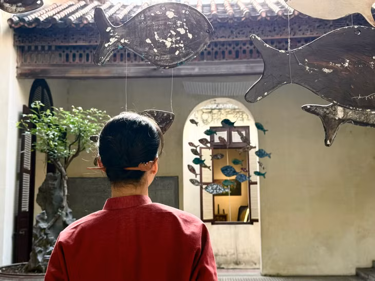 Một số triển lãm nghệ thuật đang diễn ra tại 22 Hàng Buồm cũng góp phần làm đẹp không gian.