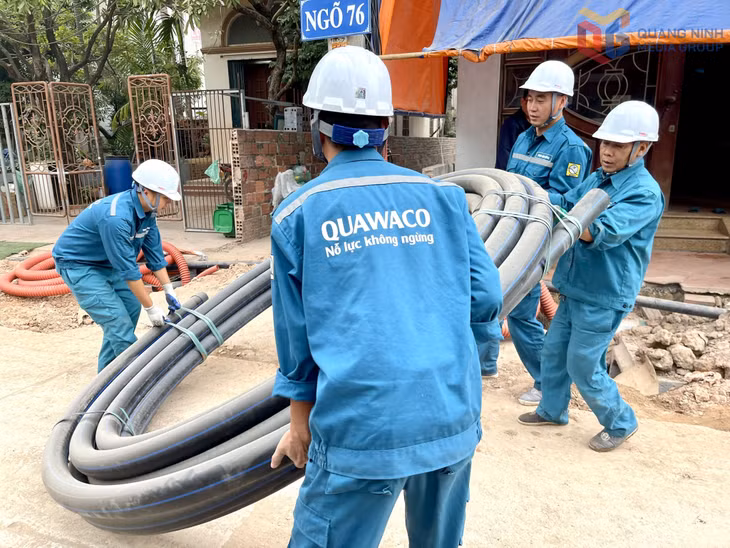 Công nhân Xí nghiệp nước Bãi Cháy thi công cải tạo các tuyến ống trên địa bàn phường Việt Hưng.