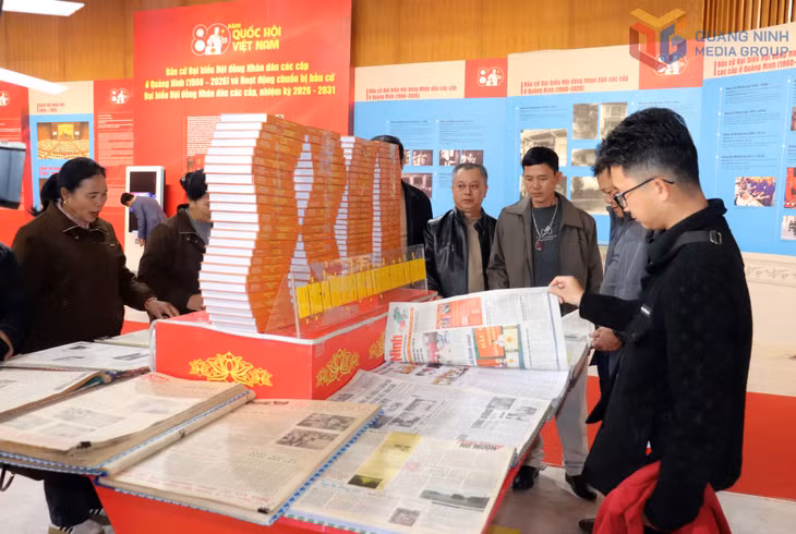 Nhân dân, du khách tham quan khu vực trưng bày báo chí về 80 năm Quốc hội Việt Nam, về bầu cử ĐBQH và HĐND các cấp qua từng giai đoạn. Ảnh: Trúc Linh