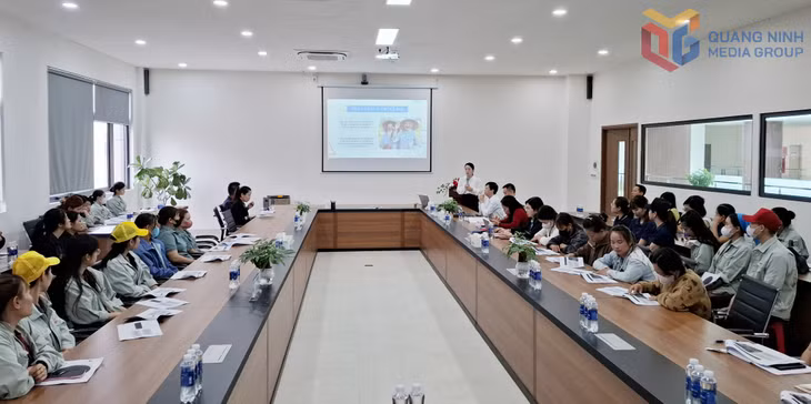 BHXH tỉnh phối hợp Sở Nội vụ tổ chức hội nghị tuyên truyền tư vấn và đối thoại về Luật BHXH số 41/2024/QH15 và Luật BHXH số 51/2024/QH15 tại Công ty TNHH May mặc Hoa Lợi Đạt Việt Nam (Cụm Công nghiệp Cẩm Thịnh, phường Cửa Ông) 10/2025.