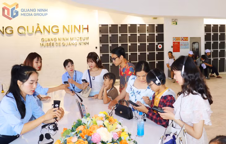 Audio guide và nhiều dịch vụ, trải nghiệm số khác được Bảo tàng Quảng Ninh ứng dụng gia tăng trải nghiệm, thuận lợi cho du khách tham quan.