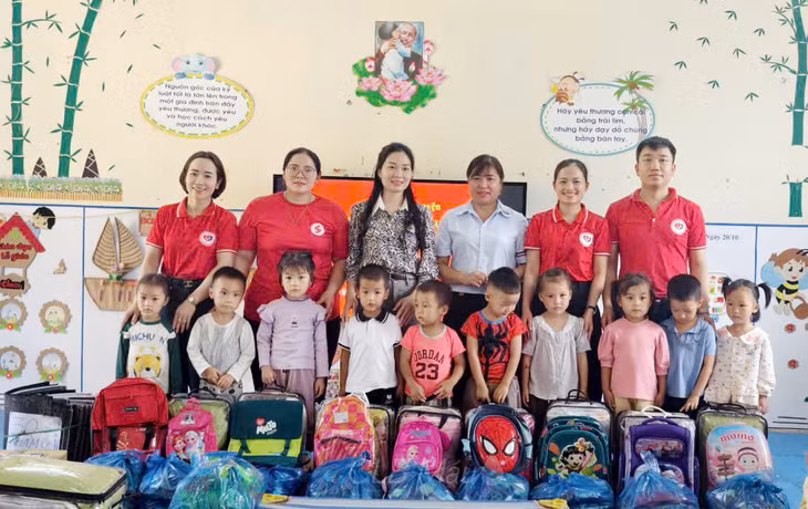 Anh Nguyễn Văn Tiên (ngoài cùng bên phải) cùng các thành viên CLB ngân hàng máu sống Đông Triều thăm, tặng quà cho các em thiếu nhi tại .... Ảnh: NVCC