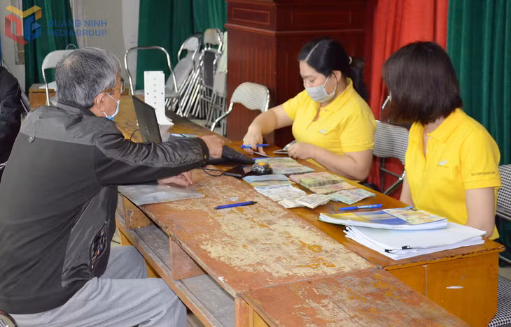 Bưu điện tỉnh chi trả lương hưu cho người thụ hưởng tại Khu phố Hồng Hải 5 (phường Hạ Long).