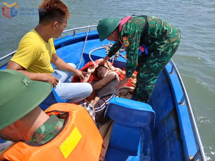 BĐBP đưa ngư dân bị nạn sang tàu cá an toàn.