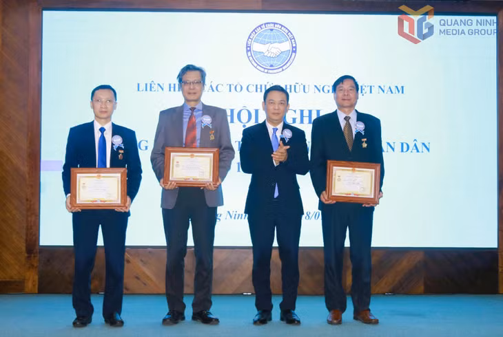 Liên hiệp các tổ chức hữu nghị Việt Nam tặng kỷ niệm chương cho các cá nhân thuộc cụm số 1