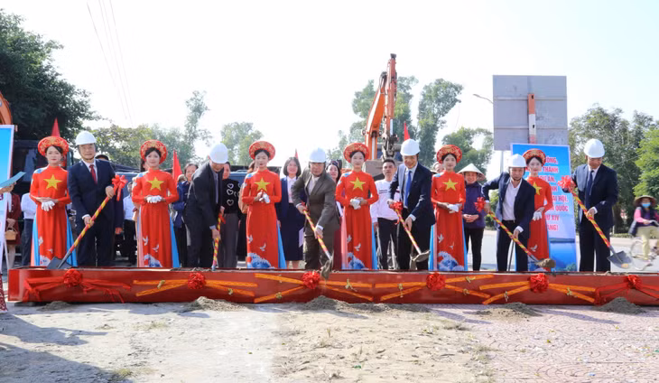 Các đại biểu làm lễ khởi công Dự án xây dựng cầu Sông Chanh.