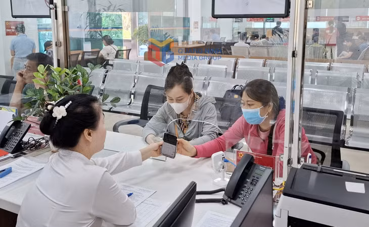 Người dân làm thủ tục giải quyết hành chính tại Trung tâm Hành chính công phường Hồng Gai.