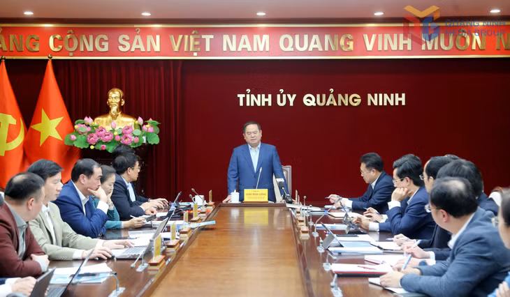 Đồng chí Quản Minh Cường, Ủy viên Trung ương Đảng, Bí thư Tỉnh ủy, Trưởng Đoàn ĐBQH tỉnh làm việc với Sở Xây dựng.