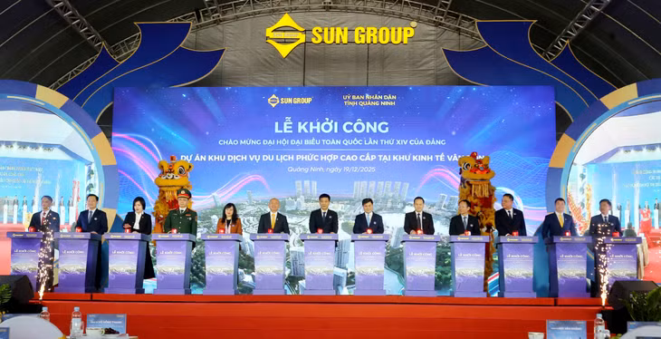 Các đại biểu ấn nút khởi công Dự án Khu dịch vụ du lịch phức hợp cao cấp tại Khu kinh tế Vân Đồn.