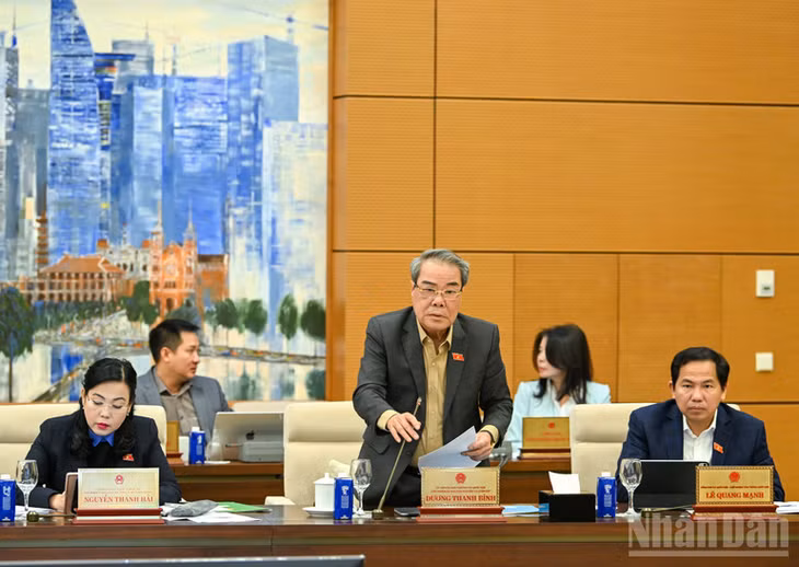 Chủ nhiệm Ủy ban Dân nguyện và Giám sát Dương Thanh Bình trình bày báo cáo công tác dân nguyện của Quốc hội tháng 12/2025. (Ảnh: DUY LINH)