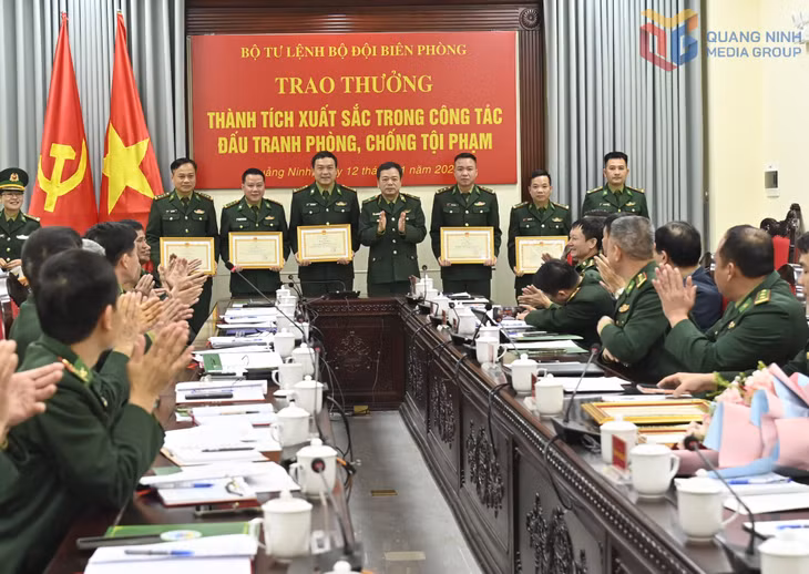 Thiếu tướng Nguyễn Văn Thiện, Phó Tư lệnh Bộ đội Biên phòng trao Bằng khen tặng các tập thể và cá nhân thuộc Phòng Nghiệp vụ và Đồn Biên phòng cửa khẩu Hoành Mô đã có thành tích xuất sắc trong đấu tranh phòng, chống tội phạm.