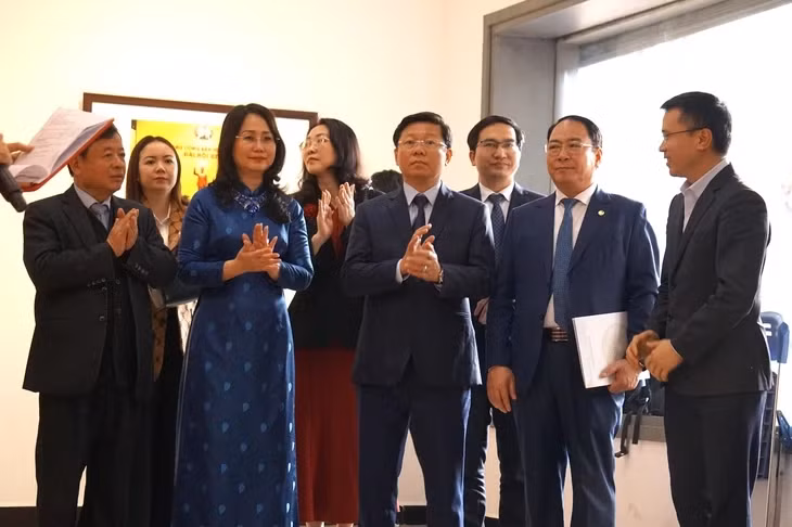 Thứ trưởng thường trực Bộ Văn hóa, Thể thao và Du lịch Lâm Thị Phương Thanh (áo dài xanh) cùng các đại biểu dự khai mạc triển lãm - Ảnh: T.ĐIỂU