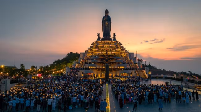 Du lịch tâm linh hấp dẫn du khách sau Tết Nguyên đán. Ảnh: Minh Tú