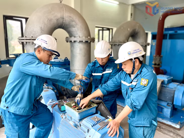 Công nhân Xí nghiệp nước Bãi Cháy bảo dưỡng, bảo trì máy bơm nước tại Nhà máy nước Đồng Ho.