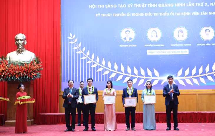 Ban Tổ chức Hội thi Sáng tạo kỹ thuật tỉnh lần thứ X (2024-2025) trao giải nhất cho các nhóm tác giả đạt giải. Ảnh: Minh Đức