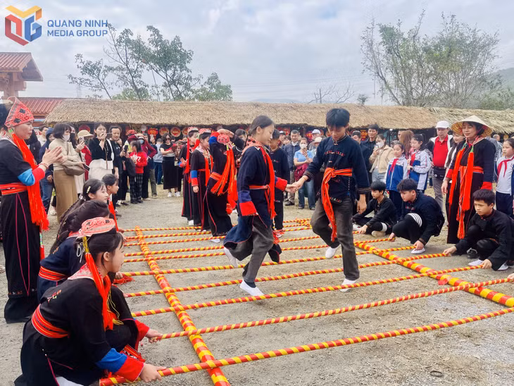 Người dân vui chơi tại Hội làng Bằng Cả năm 2025. Ảnh: Xuân Hòa