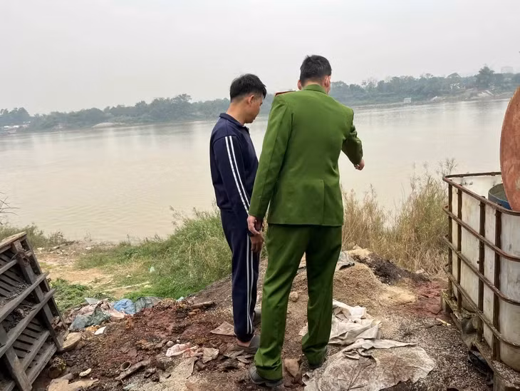 Công an làm việc với các chủ xưởng có hành vi xả chất thải nguy hại ra ven sông Đuống - Ảnh: Công an cung cấp