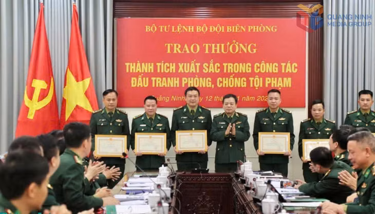 Thượng tá Nguyễn Thanh Hoàng (Thứ 2 từ trái sang) 
