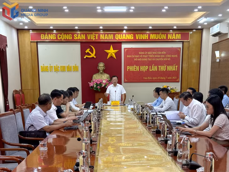 Phiên họp lần thứ nhất của Ban chỉ đạo về đột phá phát triển khoa học, công nghệ, đổi mới sáng tạo và chuyển đổi số đặc khu Vân Đồn diễn ra ngày 10/7/2025, chỉ ít ngày sau khi mô hình chính quyền địa phương 2 cấp đi vào vận hành chính thức. Ảnh: Hải Hà