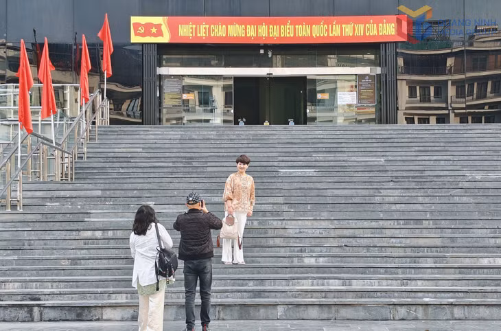 Nhiều người dân, du khách đã lựa chọn thời điểm này để lưu lại kỷ niệm với sự kiện chính trị trọng đại của đất nước.