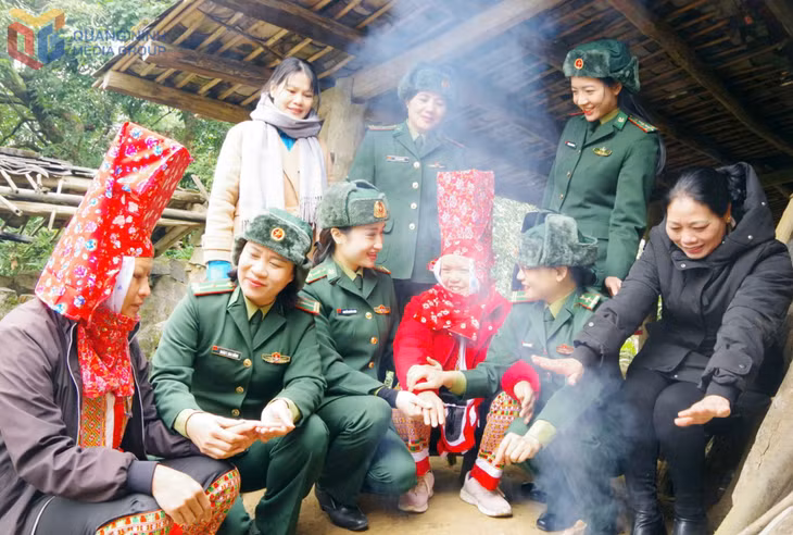 Hội Phụ nữ BĐBP Quảng Ninh thăm tặng quà người dân xã Hoành Mô.