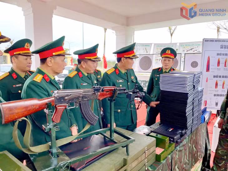 Lãnh đạo Bộ CHQS tỉnh Quảng Ninh kiểm tra vật chất huấn luyện tại Ban Chỉ huy Phòng thủ khu vực 1 - Quảng Hà. (Ảnh: Văn Đảm)