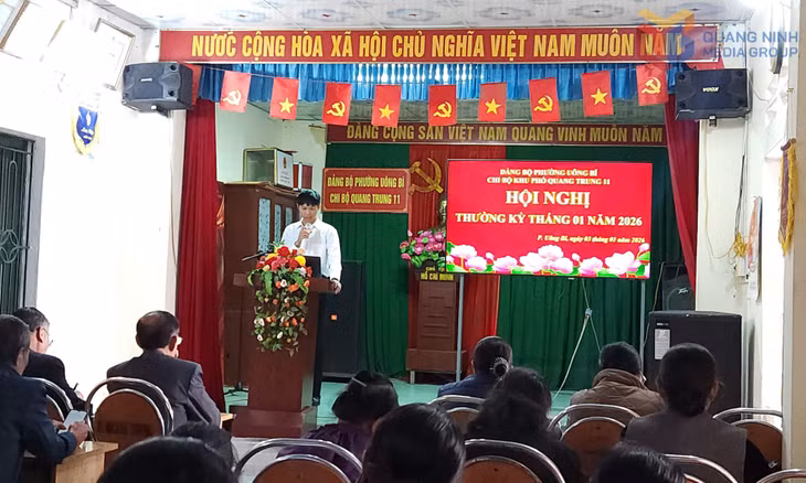 Bí thư Chi bộ Nguyễn Minh Đang điều hành một cuộc sinh hoạt Chi bộ khu phố Quang Trung 11.