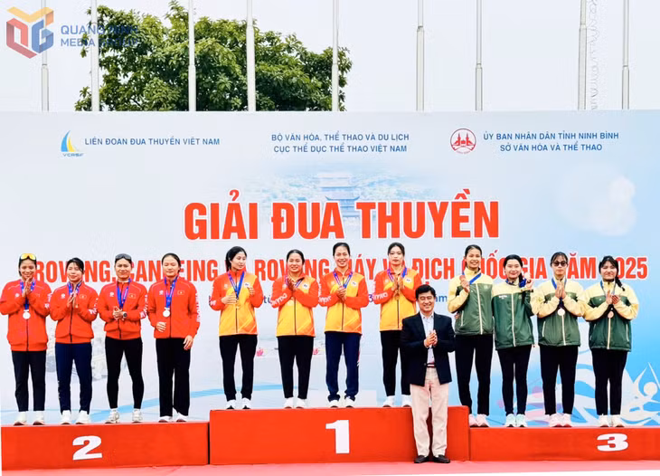 Các VĐV Quảng Ninh (bục số 1) giành HCV ở nội dung thuyền K4 nữ, 200m tai giải.