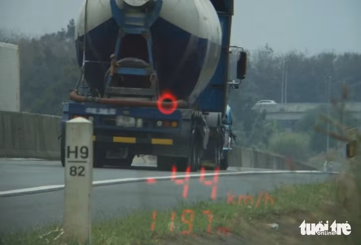 Tài xế L.T.K. lái xe bồn vi phạm chạy dưới tốc độ tối thiểu quy định 60km/h (hình ảnh ghi nhận 44km/h) - Ảnh: C08