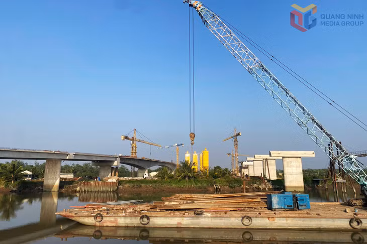 Riêng cầu Sông Uông do gặp khó khăn bởi địa chất phức tạp, đất bùn xen kẹp nên công tác xử lý mất nhiều thời gian, hiện nhà thầu đang tập trung tổ chức lao lắp dầm.