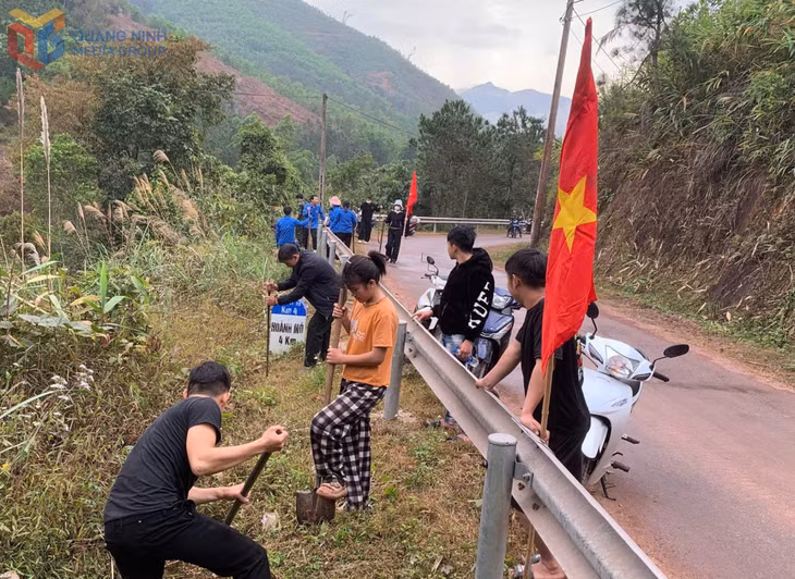 Xã Hoành Mô đã huy động hàng trăm người ra quân dọn dẹp, chỉnh trang các tuyến giao thông trên địa bàn xã