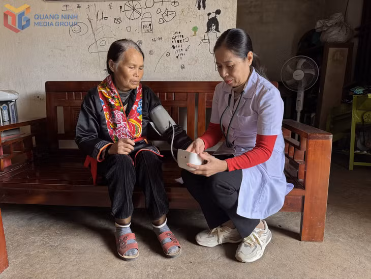 Cán bộ Trạm Y tế xã Ba Chẽ thăm khám sức khỏe cho người cao tuổi trên địa bàn.
