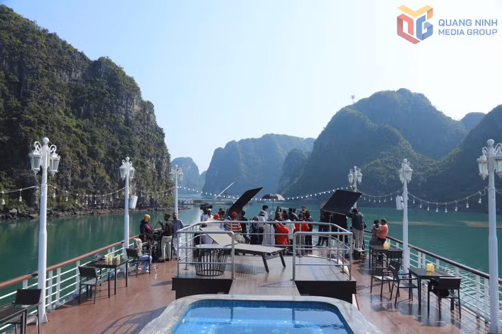Đoàn làm phim “Silaa” ghi hình cảnh quay giữa Vịnh Hạ Long.