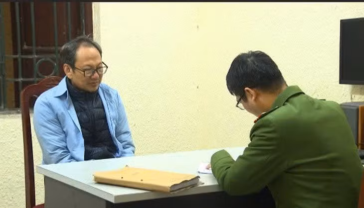 Ông Hồng (ảnh trên), ông Phương (ảnh dưới) làm việc với Cơ quan CSĐT Công an TP Hà Nội - Ảnh: CAHN